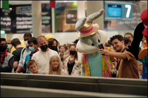 Watch: Visitors to the Capital Get A Warm Welcome From Warner Bros. World™ Abu Dhabi and Etihad Airways at Abu Dhabi International Airport