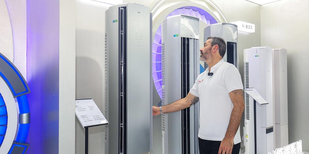 Arsenal Legend Robert Pir�s Visits TCL Air Conditioner Smart Manufacturing Base, Experiencing 'Champion-Level' Smart & Healthy Air