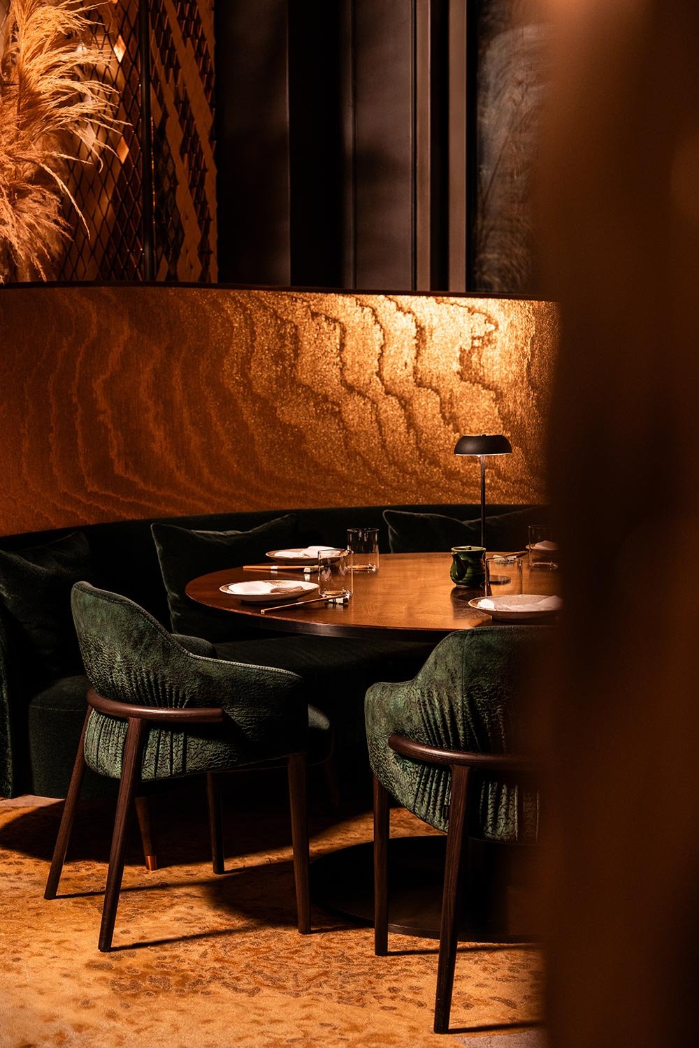 A FUSION OF ARCHITECTURE, ART AND THE ALCHEMY OF FIRE Strawfire redefines fine dining in Abu Dhabi, where design and gastronomy share the same flame.